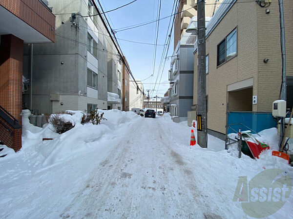 画像16:前面道路、建物周り等