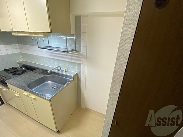 画像19:キッチン横には冷蔵庫を置けるスペースがありますね。