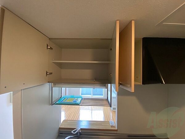画像20:キッチン上部の棚に台所用品や食器などを入れることができます。