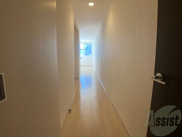 画像25:お部屋につながる廊下です。とても明るい印象ですね。