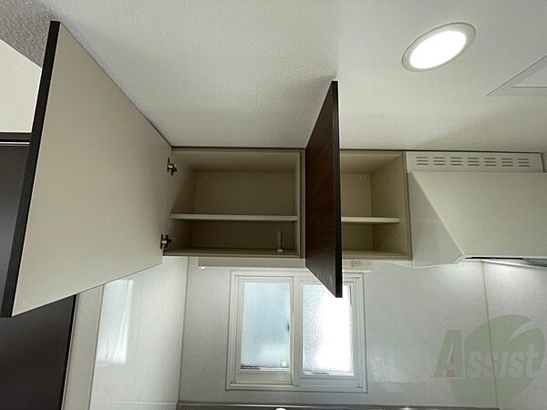 画像24:キッチン上段に収納がありますので、食器などを収納出来ます。