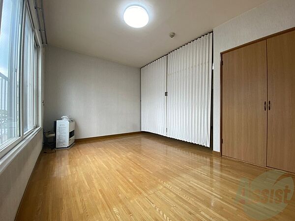 画像22:寝室を別角度から撮りました。どう家具を配置しますか？
