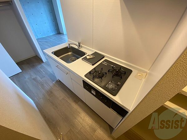 画像8:キッチンの対面には冷蔵庫や、棚が置けるスペースがあります。