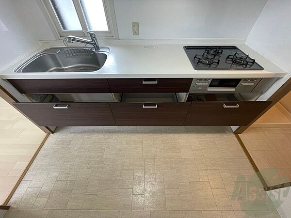 画像22:キッチン下部の棚に台所用品や食器などを入れることができます。