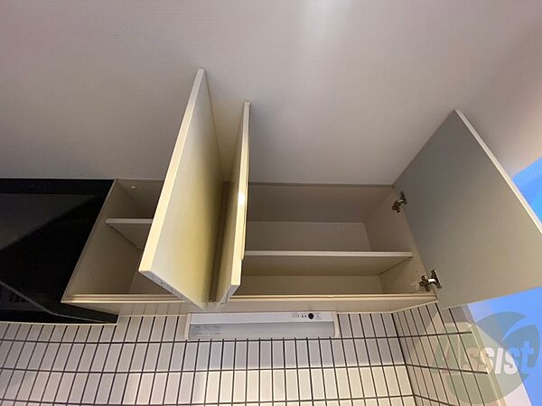 画像24:キッチン上部の棚に台所用品や食器などを入れることができます。