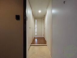 玄関の様子です。明るい印象ですね。気分もあがりそう。