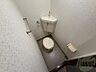 トイレ：トイレです。タオル掛けもついて便利ですね