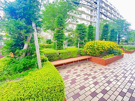 緑が多く明るい共用部