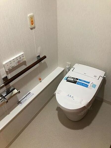 室内（2026年8月）撮影。トイレです。温水洗浄便座です。