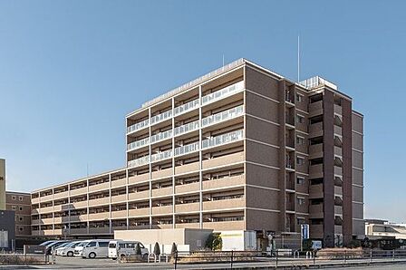 近鉄奈良線「新大宮」駅より徒歩 13分です。駅までのシャトルバスもございます。