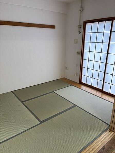 室内撮影(2026年7月)約5帖ございます。南東向きバルコニーのため陽当たり良好です。