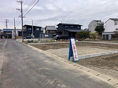 外観：前面道路含む現地写真