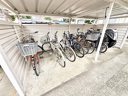 ■敷地内に駐輪場を完備しており、自転車の利用もスムーズです