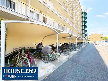 しっかりとした屋根が付いた広々駐輪場!大切な自転車を雨や直射日光から守れて安心です。通勤・通学はもちろん、お子様とのお出かけ用自転車の駐輪もラクラクですね♪