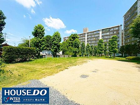 【緑豊かで広々とした敷地内広場】敷地内には緑に囲まれた広々としたプレイグラウンド!遊具もあり、小さなお子様を安心して元気に遊ばせられます。日当たりも良くお散歩にもぴったりな心地よい空間です♪