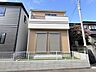 外観：明るいツートンカラーの外壁がおしゃれな邸宅