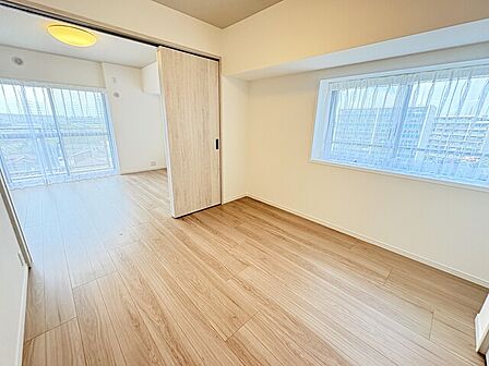 4.8帖洋室　こちらも窓に面し明るいお部屋です　リビンと引き戸で繋がります