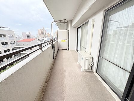 奥行のある南西向きバルコニー