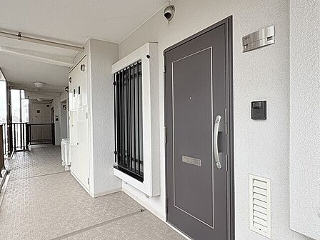 エレベーター5階で降り左側2軒目の住戸です