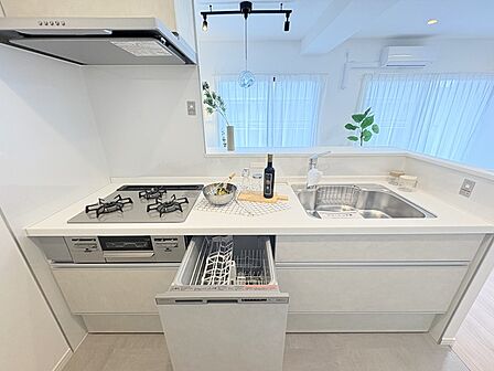 浄水器・食洗機付 ガスコンロはお掃除のしやすいガラストップです