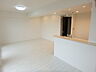 壁紙・床材が白で統一されておりすっきり明るいお部屋です