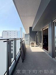 空の下で、私をリセットする余白。 11.00m2の広々としたバルコニー 。椅子を置いて湾岸の風を感じながら、読書やコーヒーを愉しむ。室内外をゆるやかにつなぐ、大切な外部空間です。