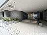 エントランス：重厚感のある雰囲気で居住者・来客者を迎えてくれます。