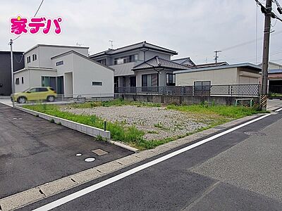 外観：三蔵子小学校まで徒歩約7分！ 更地引渡しです！ 周辺商業施設充実で便利な住環境！ 