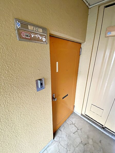 【玄関】 隣室と離れた位置に玄関ドアがあるので、プライバシーが守られます