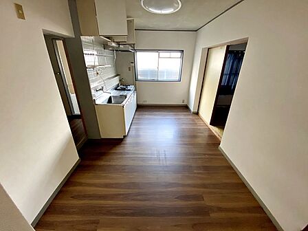 【ダイニングキッチン7.5帖】 沢山の光が差し込む明るいリビングは、開放的で心地よい空間です。自然と家族が集まり幸せな時間が流れます。