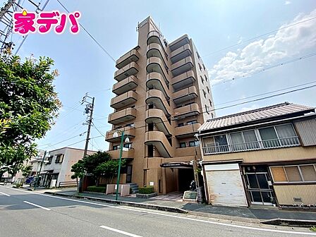 日当たり良好な「角部屋」！リビング隣接の和室付き「3LDK」です。飯田線「豊川」駅まで徒歩約10分、小学校・幼稚園・スーパーなども近く、子育て世帯にも便利な立地です。