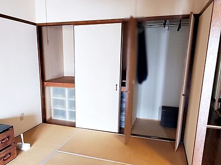 和室には押入があり、座布団やお布団などの奥行のある物の収納などに大活躍！ 