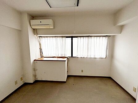 【北側洋室】 腰窓で机や家具の配置がしやすい洋室。子供部屋や書斎にもオススメです!