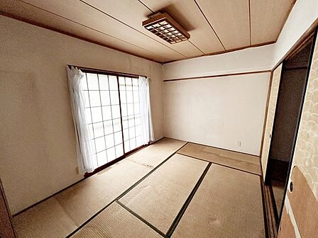 【和室6帖】 南向きの和室は日差しがいいのでお昼寝スペースにも最適!