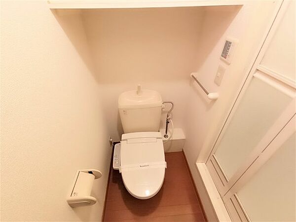 画像11:トイレの壁には棚が設置されています。