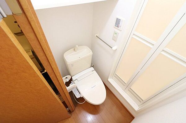 画像16:快適な温水洗浄便座付きトイレ