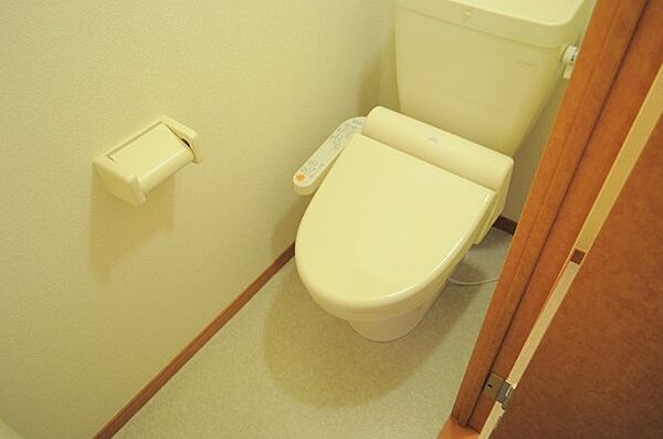 画像5:温水洗浄便座付き。実際のトイレは仕様が異なる場合がございます