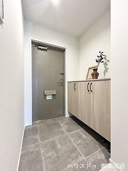 ■「ただいま」の安堵をくれる場所■訪れる人を迎え入れ、帰るたびにホッと一息つける、明るく機能的なエントランス。