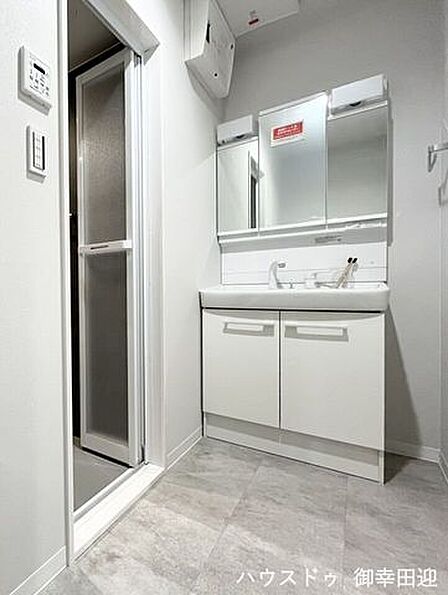 ■清々しいリフレッシュ空間■自分を磨き、気持ちを切り替える。心地よい光が差し込むプライベートスペース。