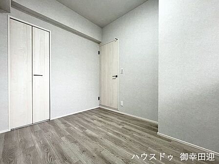 ■洋室(2)■寝室、書斎、趣味の部屋。家族の成長やライフスタイルに合わせ、様々な使い方ができる快適な空間です。