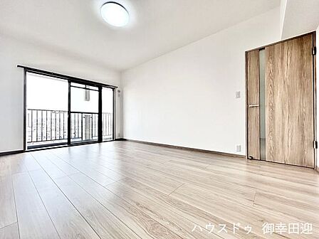 ■安らぎと笑顔の中心地■陽光が優しく降り注ぎ、会話が自然と弾む。ここでは、毎日が特別な時間へと変わります。