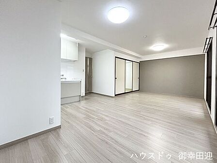 ■安らぎと笑顔の中心地■陽光が優しく降り注ぎ、会話が自然と弾む。ここでは、毎日が特別な時間へと変わります。