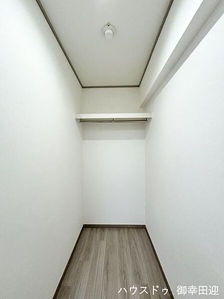 ■5.3帖洋室WIC■衣類から小物まで一ヶ所に集約。整理整頓がしやすく、毎日のコーディネートが楽しくなるゆとりの収納です。