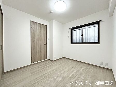 ■4.9帖洋室■寝室、書斎、趣味の部屋。家族の成長やライフスタイルに合わせ、様々な使い方ができる快適な空間です。