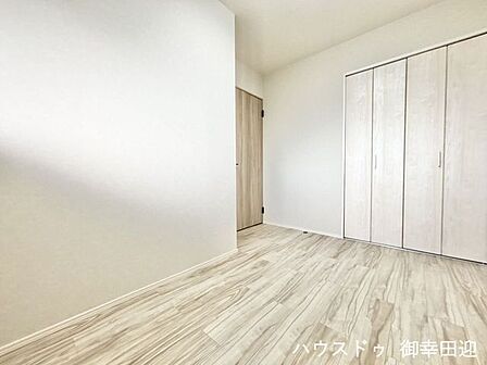 ■洋室(1)■ベッドルームとしてはもちろん、書斎や趣味の部屋、子ども部屋、来客用スペースとしても活用できる多目的な一室です。