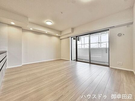■安らぎと笑顔の中心地■陽光が優しく降り注ぎ、会話が自然と弾む。ここでは、毎日が特別な時間へと変わります。