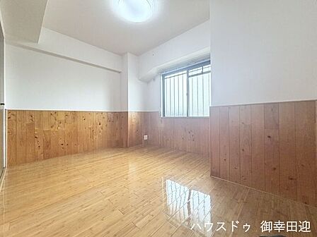■洋室(2)■寝室、書斎、趣味の部屋。家族の成長やライフスタイルに合わせ、様々な使い方ができる快適な空間です。