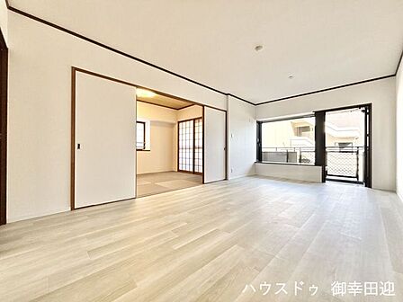 ■安らぎと笑顔の中心地■陽光が優しく降り注ぎ、会話が自然と弾む。ここでは、毎日が特別な時間へと変わります。