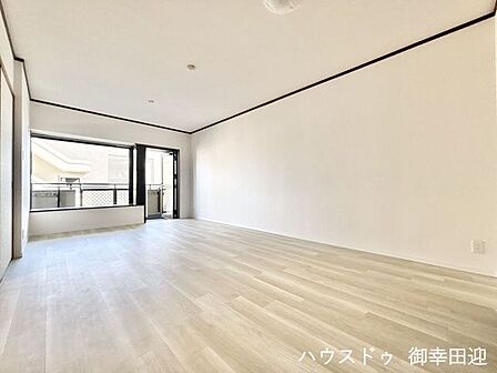 ■安らぎと笑顔の中心地■陽光が優しく降り注ぎ、会話が自然と弾む。ここでは、毎日が特別な時間へと変わります。