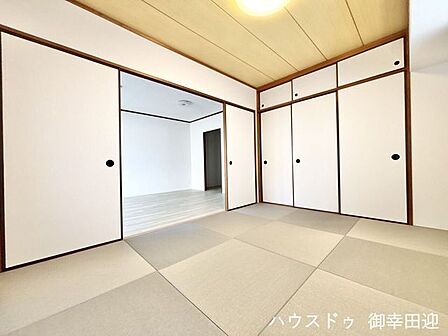 ■6帖和室■ゲストをもてなし、昼寝や家事にも使える、畳のぬくもりが心地よい多目的万能スペース。